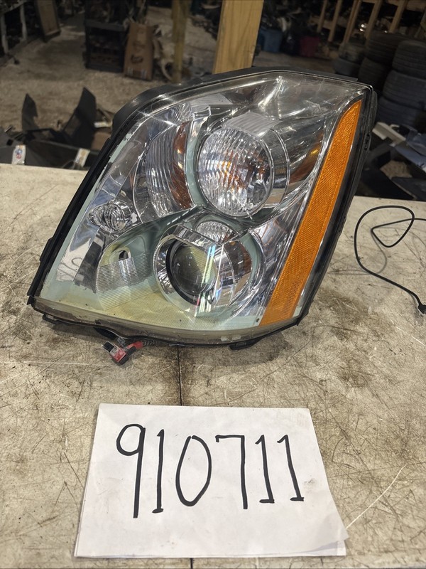 2006-11 Cadillac DTS Drivers Left Headlight - HID *LIGHT HAZINESS*