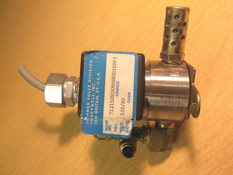 USED HONEYWELL SKINNER VALVE NO. 71215SN2KN00N0D100P3 FREE SHIPPING