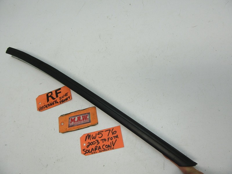 RIGHT FRONT MOLDING WINDSHIELD POST METAL DRIP EDGE HOLD RUBBER SEAL RF RH R