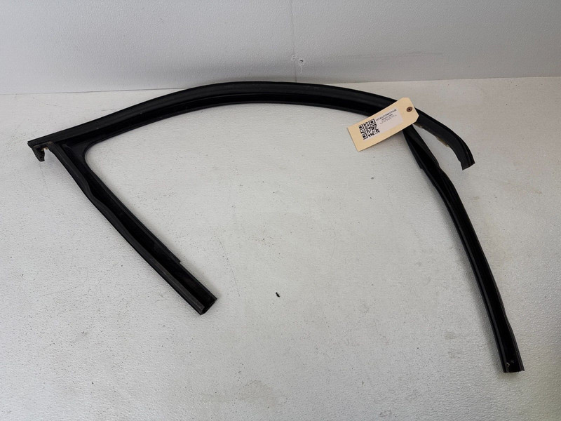 2014 - 2018 JEEP CHEROKEE Front Right Door Window Seal Glass Run Channel OEM