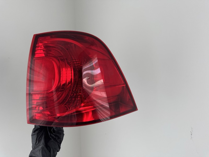2009-2014 Volkswagen Routan RH Tail Light Assembly 04575868AE OEM