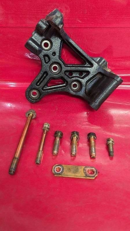 96-00 Nissan Pathfinder 97-00 Infiniti QX4 3.3L V6 Alternator Bracket w/ Bolts