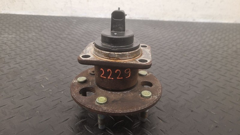 06-11 Buick Lucerne Rear Wheel Hub Assembly OEM 21998965