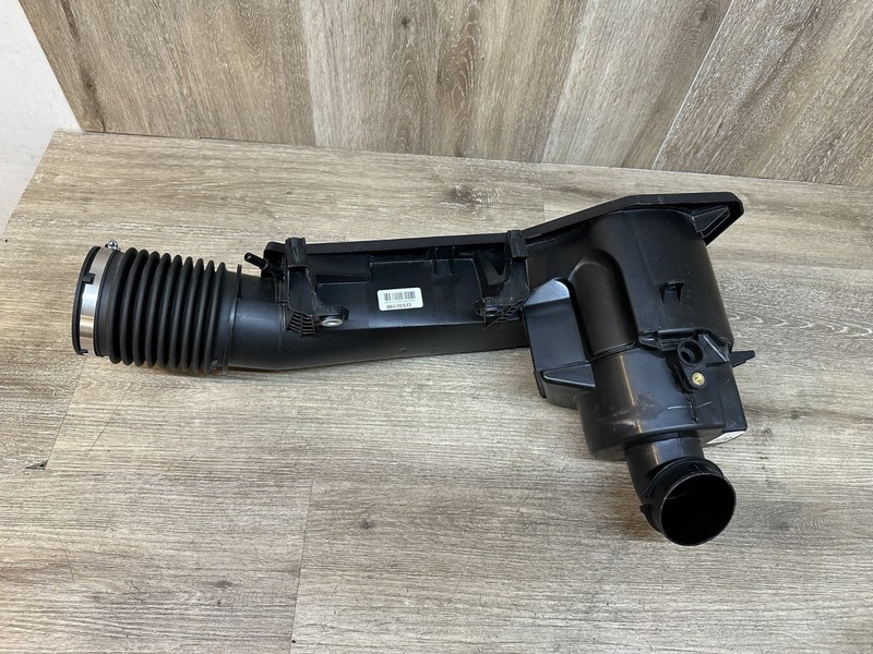 2019-25 GM SIERRA - SILVERADO - 2.7L - ENGINE AIR INTAKE BOX ASSY OEM # 86570372