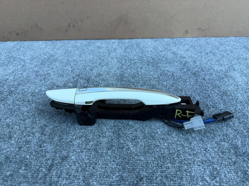 INFINITI Q60 2017-2022 OEM FRNT RIGHT DOOR HANDLE ASSEMBLY (KEYLESS/ WHITE)