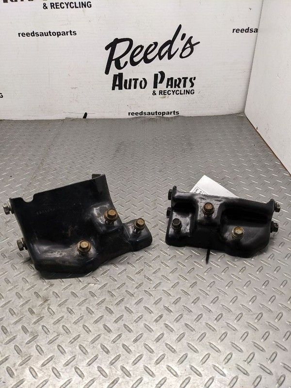 99-06 GM SUV 5.3L Pair Left LH Right RH Motor Engine Mounts Bracket Fact 1184632