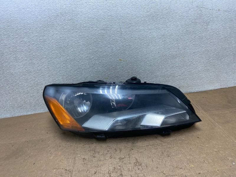 2012-2015 Volkswagen Passat Right Passenger RHHalogen Headlight OEM Y8318 DW