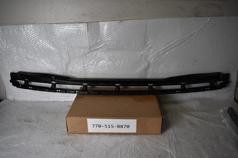 RANGE ROVER VOGUE FRONT BUMPER AIR DEFLECTOR GRILLE 2022-2025 OEM M8E2-17196-A