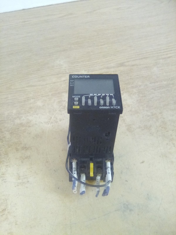 Omron H7CX-A11SD1 Counter W/P2CF-1-E Socket