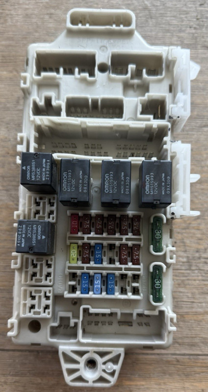 2004-2006 Mitsubishi 1-12 Eclipse Endeavor OEM interior fuse box