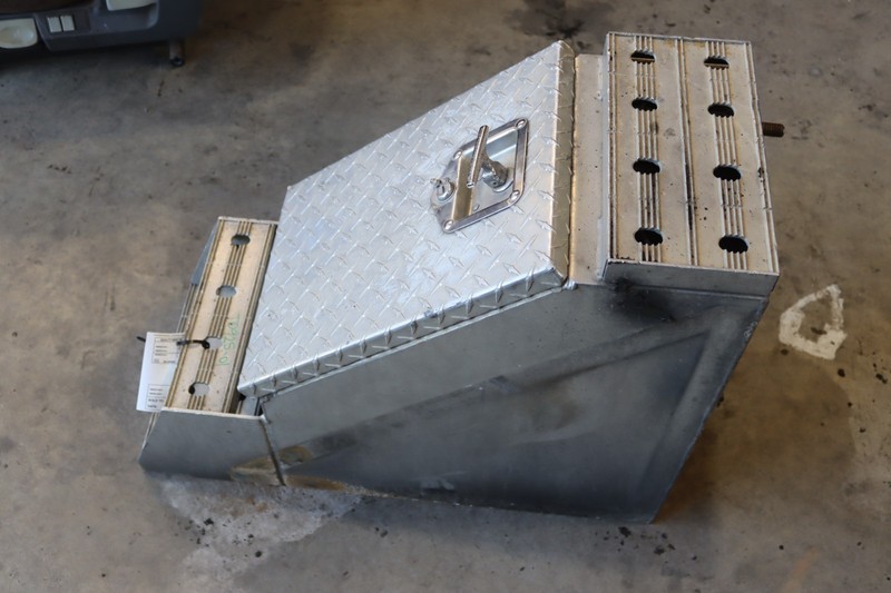 2013-2021 PETERBILT 579 STEP TOOL BOX STORAGE ALUMINUM 22" x 28" x 12" OEM