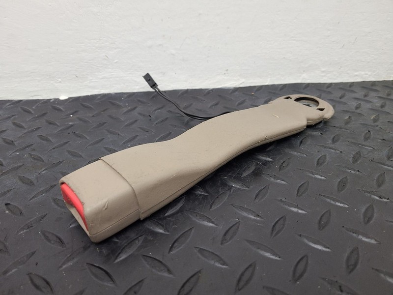03-06 GMC Yukon Denali XL Front Left Driver Seat Belt Buckle Tan OEM 88957876