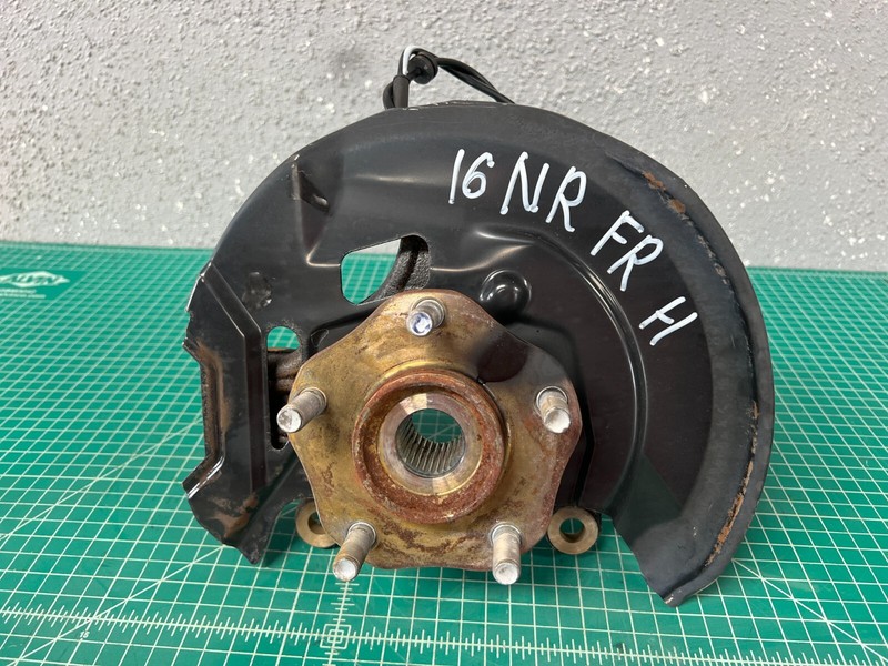 14-20 Nissan Rogue T32 FRONT RIGHT PASSENGER SIDE SPINDLE KNUCKLE W/ HUB OEM