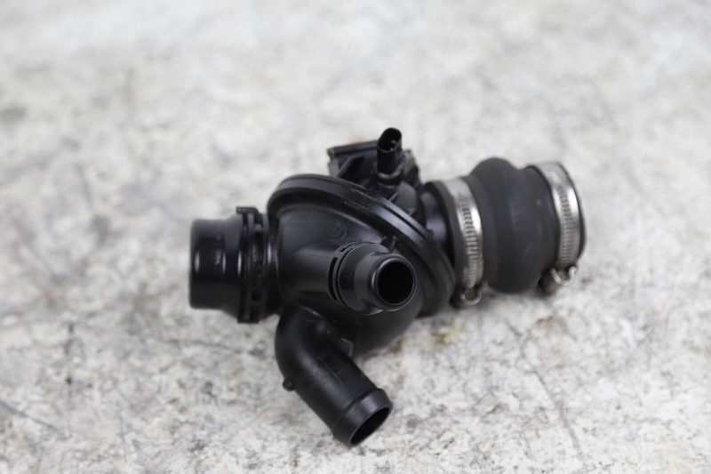 2011 - 2016 BMW 535i F10 3.0L ENGINETHERMOSTAT AND WATER PUMP HOUSING