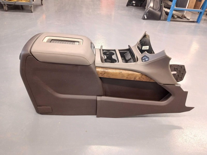 16-'20 GMC YUKON XL Denali 1500 Front floor Console w/U42 OEM Grade A!