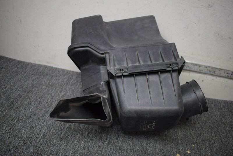 04-07 BMW E60 530I AIR INTAKE FILTER BOX WITH MASS SENSOR 7537667 K5