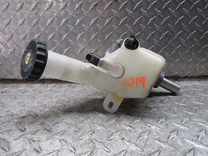 16 17 MITSUBISHI LANCER BRAKE MASTER CYLINDER AUTOMATIC