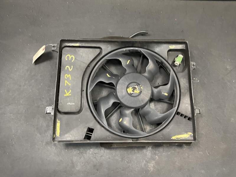 Radiator Cooling Fan Motor w/ Shroud 2018 Kia Soul 25380-B2000 2014 2015 -2019 X