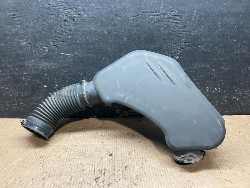 2011 to 2018 Chrysler 300 3.6L Air Intake Duct Tube Cleaner OEM y6612 DG
