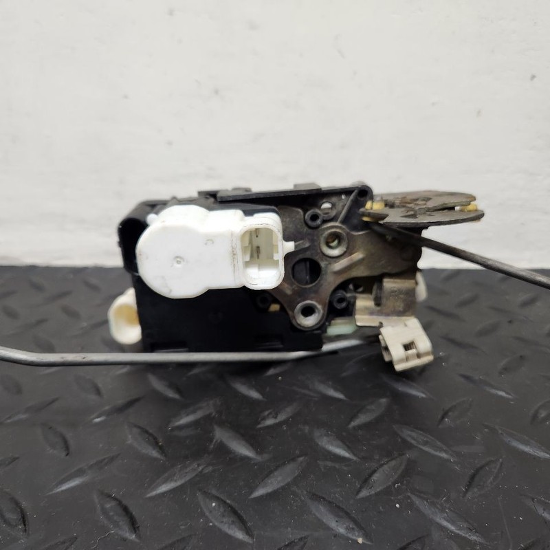00-03 GMC Yukon Front Right Passenger Latch Lock Actuator OEM 15110644