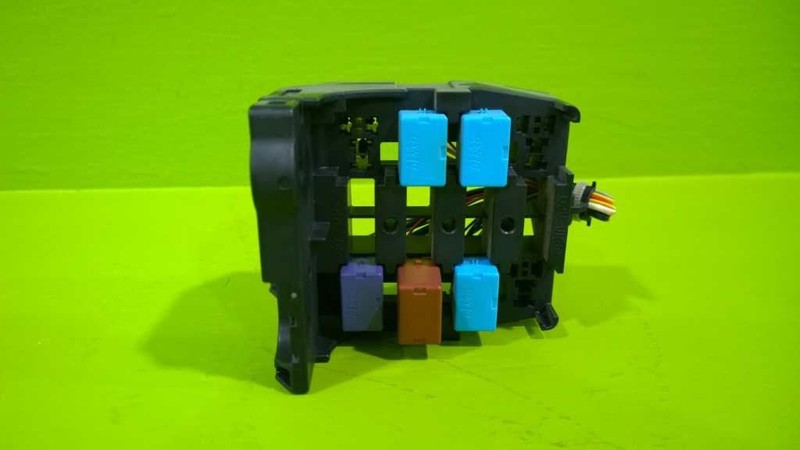 09 10 11 12 13 TOYOTA COROLLA S 1.8L AT FUSE RELAY BOX OEM 2421-15