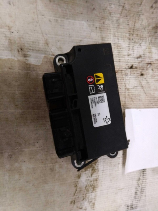 Used Air Bag Module fits: 2018 Chevrolet Sonic Air Bag below center of dash Grad