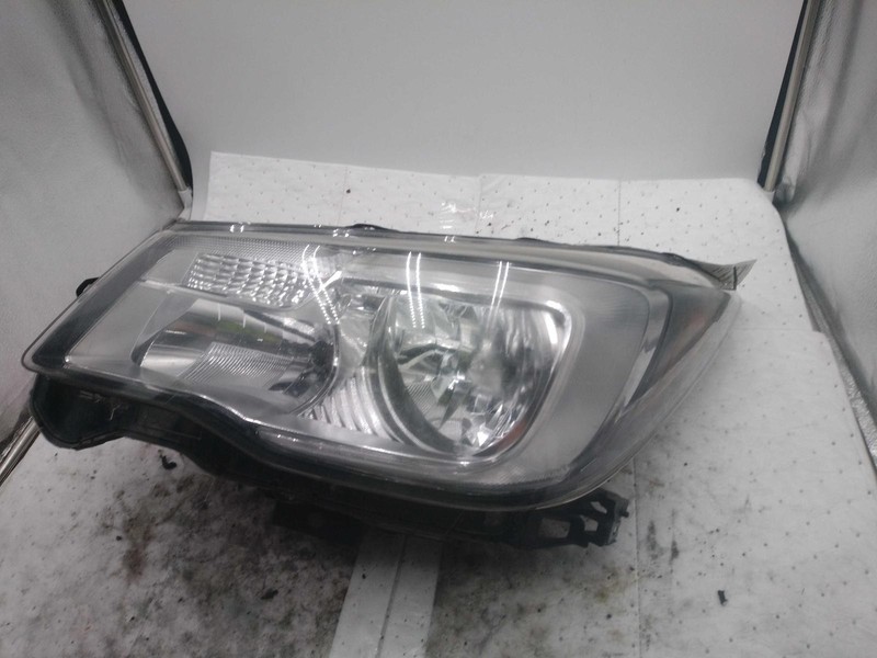 2017 Subaru Forester Left Headlight Assembly Black Halogen OEM Used 628297