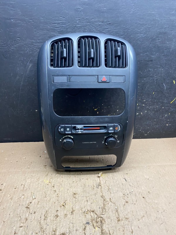 2004-2007 Chrysler Town Country Climate Control Panel Center Dash Trim T8562 DG