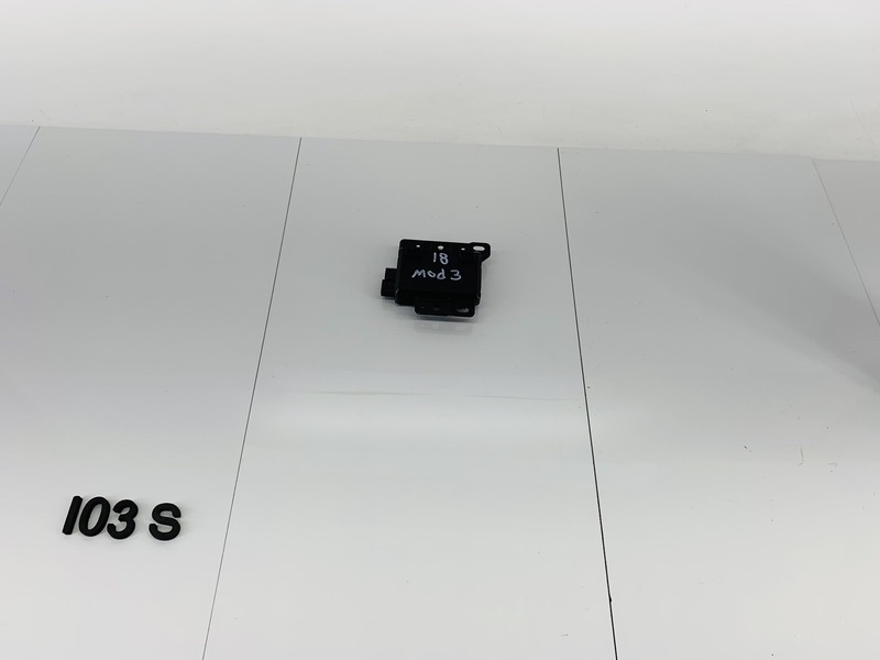 17-23 TESLA MODEL 3 LONG RANGE CENTER CONSOLE DUAL USB PORT HUB MODULE OEM
