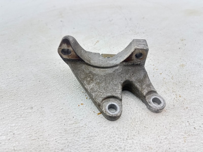 2017 - 2020 TOYOTA SIENNA ENGINE RIGHT PASSENGER SIDE MOUNT SUPPORT BRACKET OEM