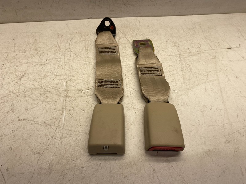 2004-2007 TOYOTA HIGHLANDER REAR 3RD ROW RIGHT SIDE SEATBELT BUCKLE LATCH RECEIV