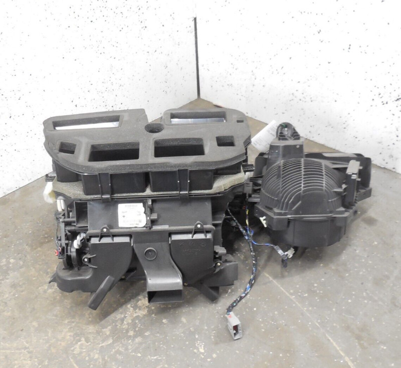 2017-2020 Maserati Levante 3.0L Climate Heater Core Blower Motor Housing Box OEM