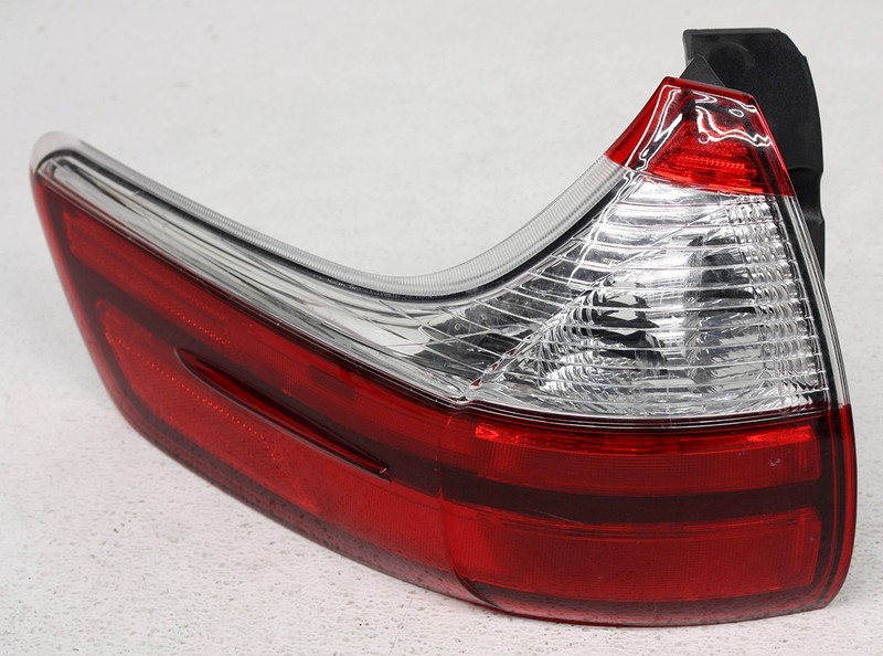 OEM Left Driver Side Halogen Tail Lamp For Toyota Sienna 81560-08050 Lens Crack