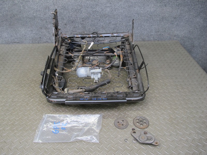 1983-1984 PORSCHE 928 S FRONT RIGHT PASSENGER SIDE SEAT TRACK FRAME W/ MOTOR