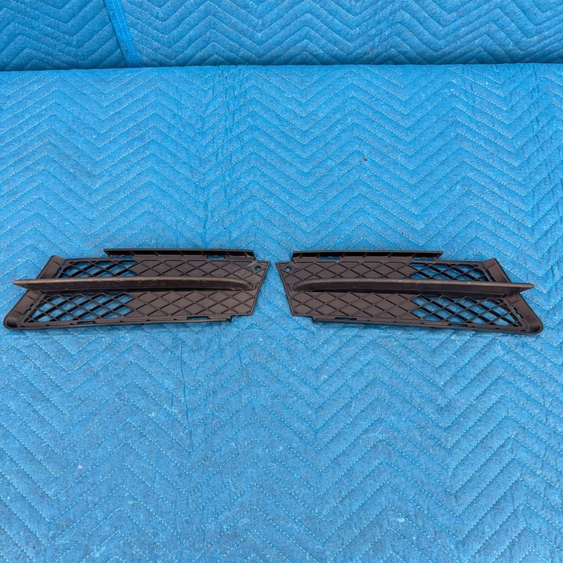 2006–2008 BMW 325i E90 Bumper Grilles OEM 51117134081 / 51117134082