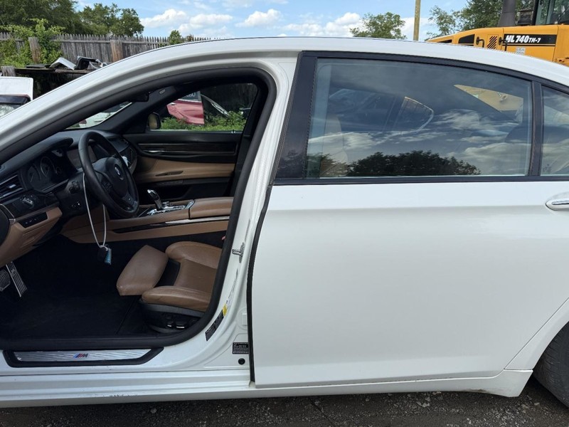 2009-2015 BMW 750i Left Driver Side Rocker With Post White