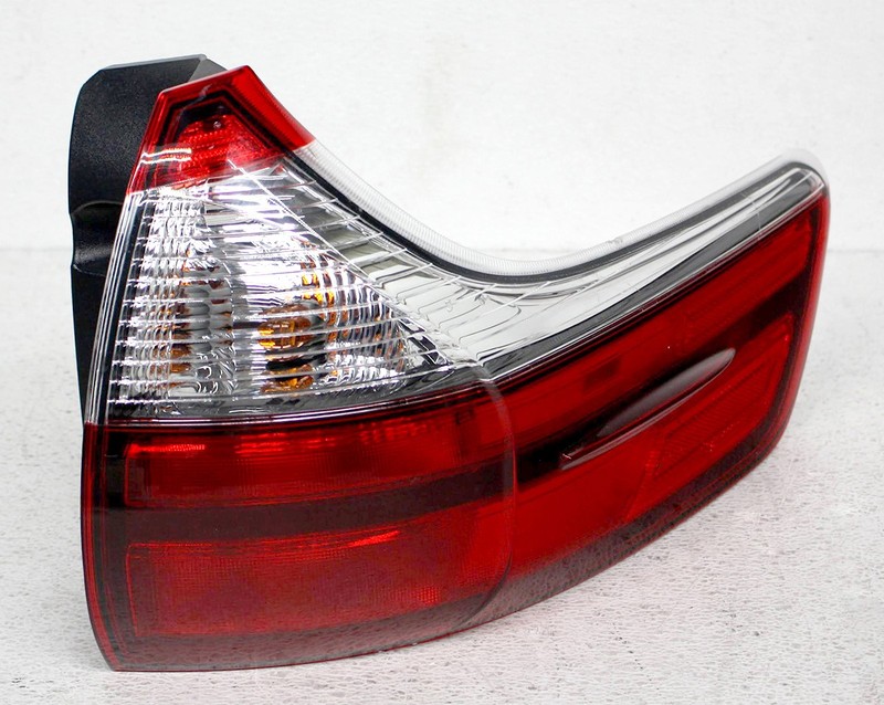 OEM Right Passenger Halogen Tail Lamp For Toyota Sienna 81550-08051 Lens Chip