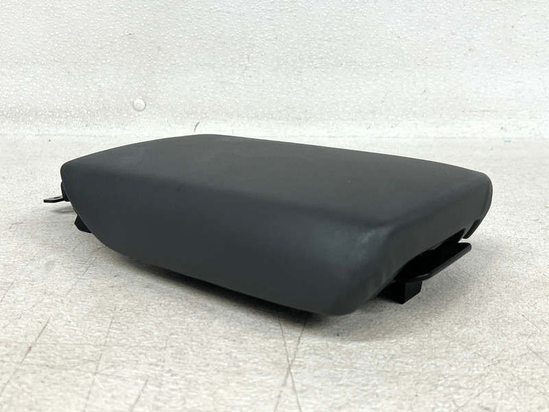 ⭐2025-2026 KIA K4 CENTER CONSOLE ARMREST STORAGE COMPARTMENT LID OEM LOT2730