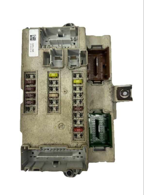 Jeep Cherokee junction box 2016 cabin fuse relay block assembly OEM