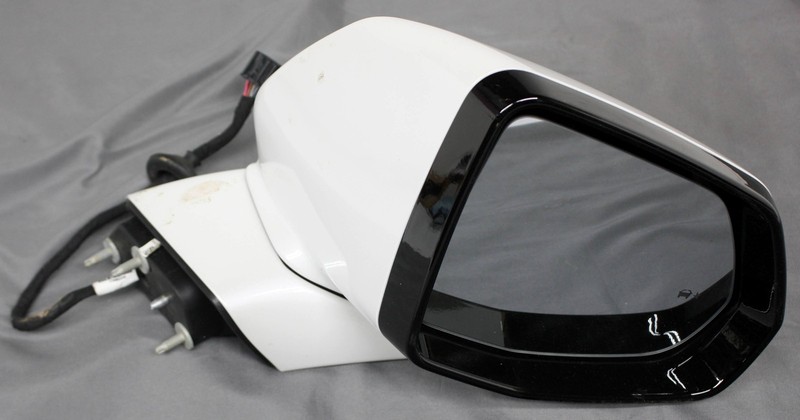 Non-US Market OEM Right Exterior Mirror For Cadillac XT6 Sport Crystal White