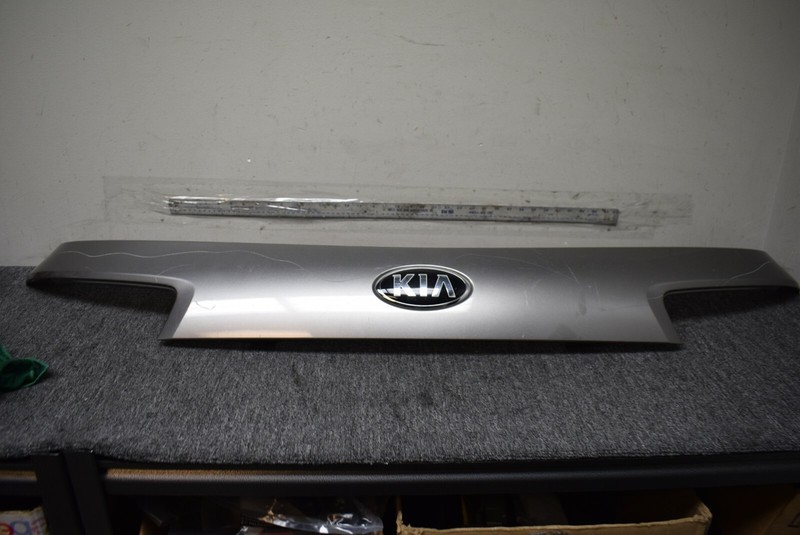 2016-2020 KIA SORENTO REAR UPPER TAIL GATE GARNISH FACTORY OEM
