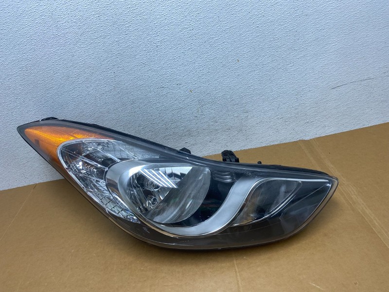 2011 2012 2013 Hyundai Elantra Right Passenger Headlight Oem AD8901 DW