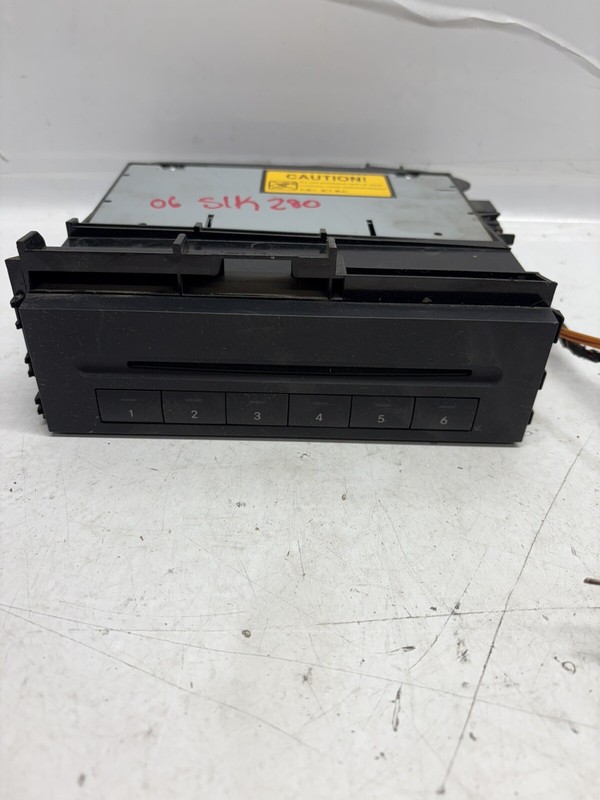 03-12 Mercedes W211 E500 R550 Radio 6 Disk CD Changer Player 2118703889 OEM