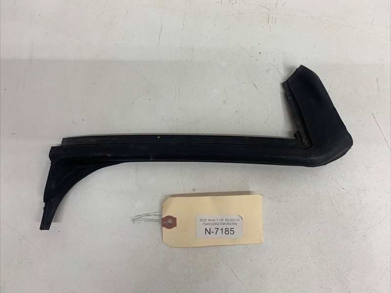 20-22 TESLA MOD Y rear door window quarter seal rubber 1497715-00 Left 7185 B44