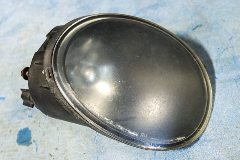 2004-2006 Pontiac GTO Passenger RH Fog Light OEM 92119490 *USED*