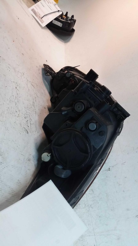2018 KIA Sportage Left Headlight Assembly White 630483 Used 98K Miles