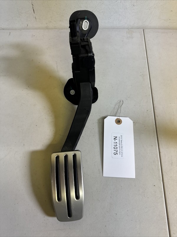 Tesla Model S OEM Accelerator Pedal BE5C 9F836-AA , 6PV933370-17 11075 B111