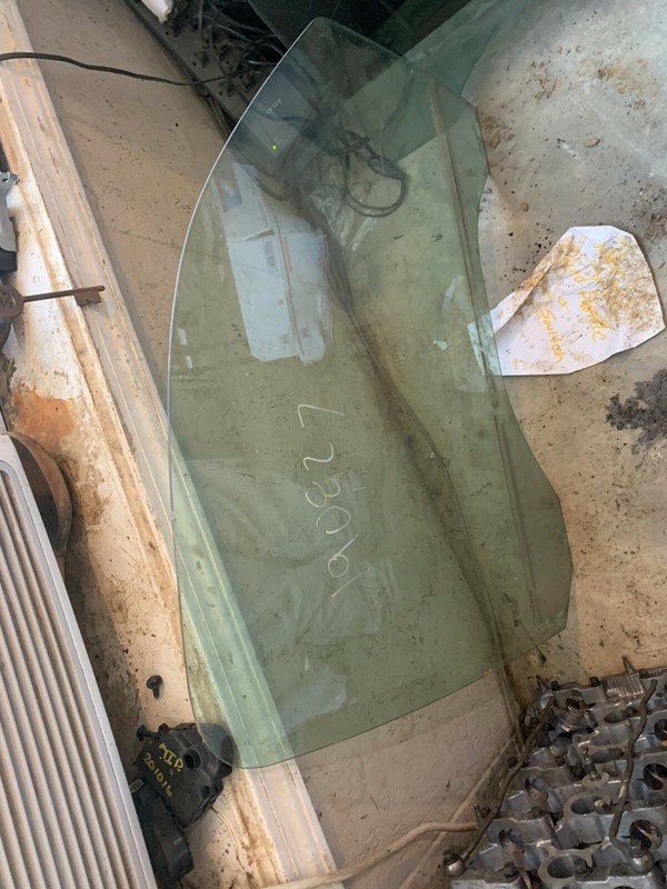 07-14 YUKON TAHOE SILVERADO SIERRA AVALANCHE RH FRONT DOOR WINDOW GLASS