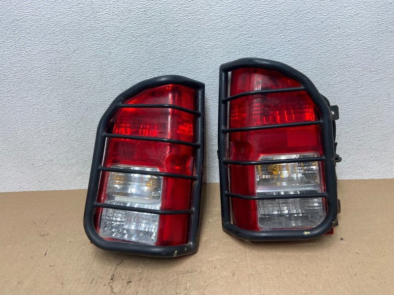 2005 to 2012 Nissan Pathfinder Tail lights Left+Right Side Oem AE6161 DW