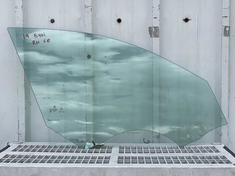 2017-2020 BMW 540i (G30) RIGHT FRONT DOOR GLASS OEM 53074